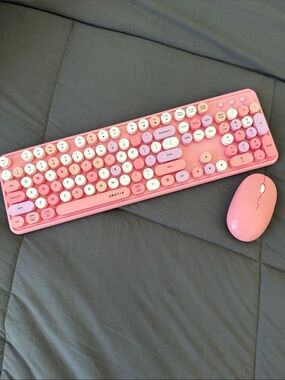 Pink Retro Round-Key Wireless Keyboard and Mouse Set
